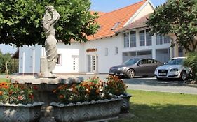 Lonjski Dvori